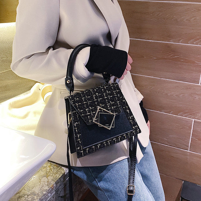 Vintage Chic Messenger Bag